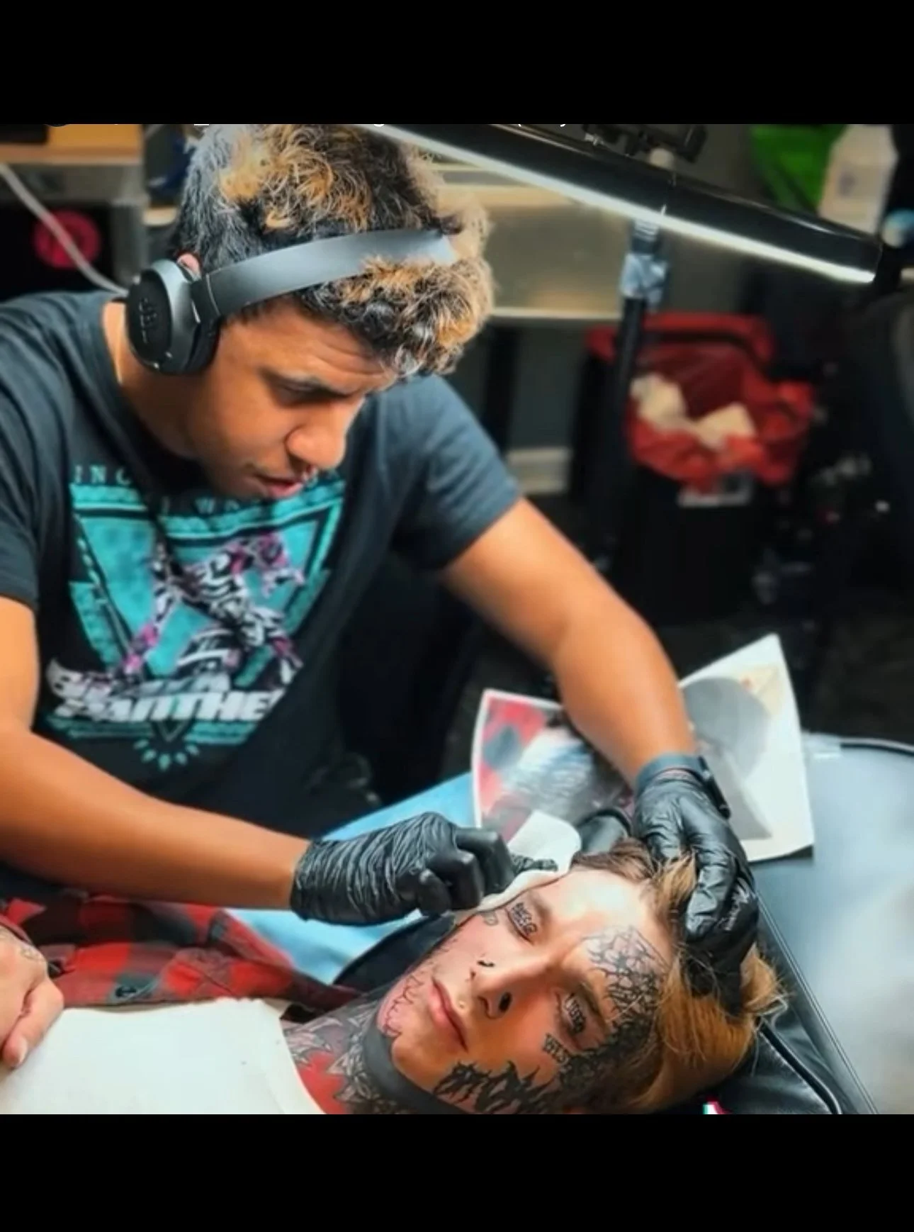 Alexander Terrero Sánchez working on a tattoo